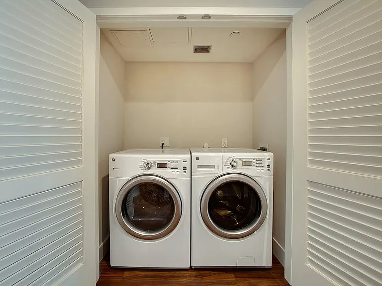 Modern Washer & Dryer