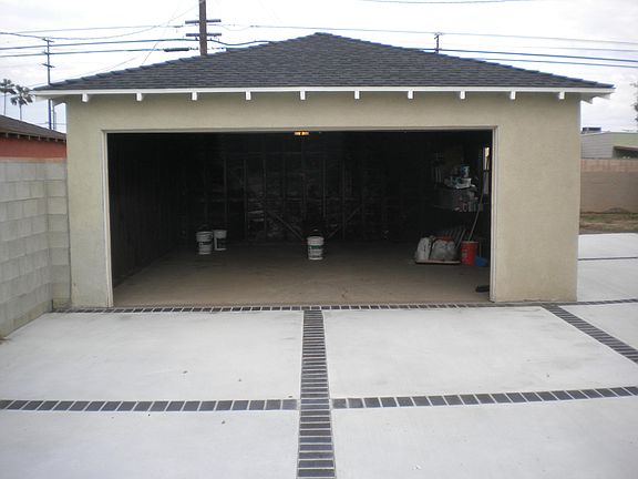 3rd image of 10404 S Manhattan Pl