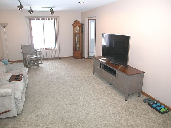 3rd image of 2225 Warwick Ln