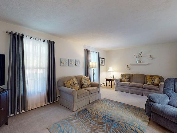 4th image of 40 Easterbrook Dr W