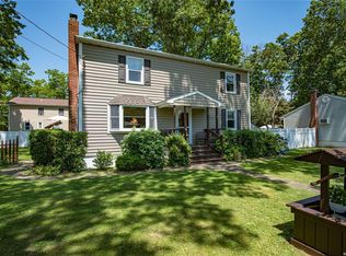 7 Crown Rd, Rocky Point, NY 11778
