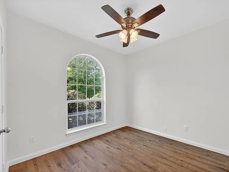 204 Lamont Rd — Photo 17