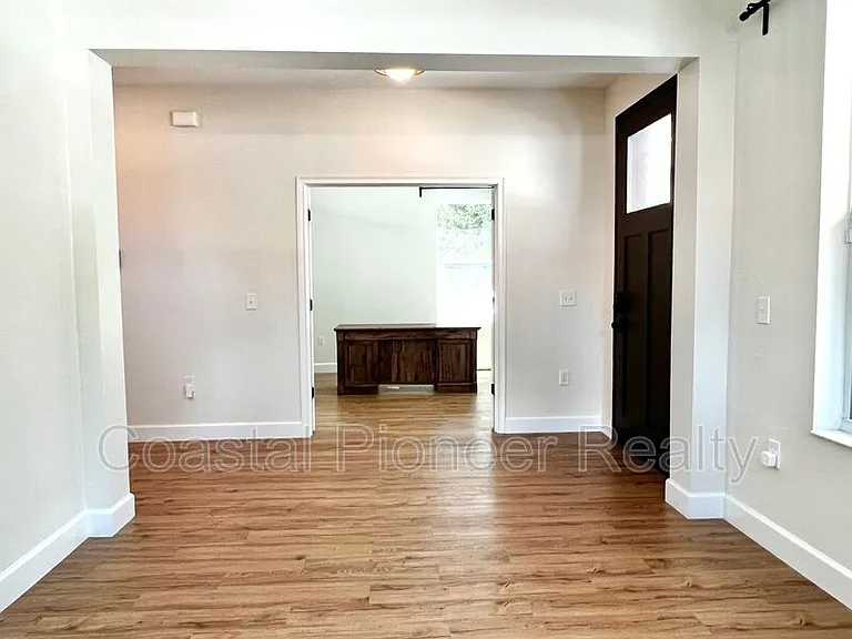 1738 W Spruce St — Photo 7