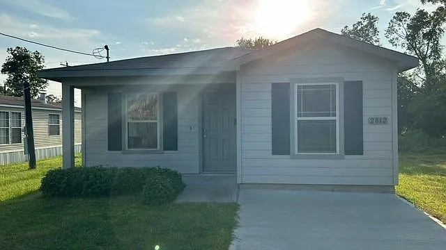 3 bed, 1.0 bath, 1080 sqft, $1,450 — Photo 2
