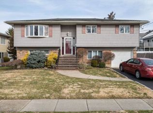 209 N Hawthorne St, Massapequa, NY 11758