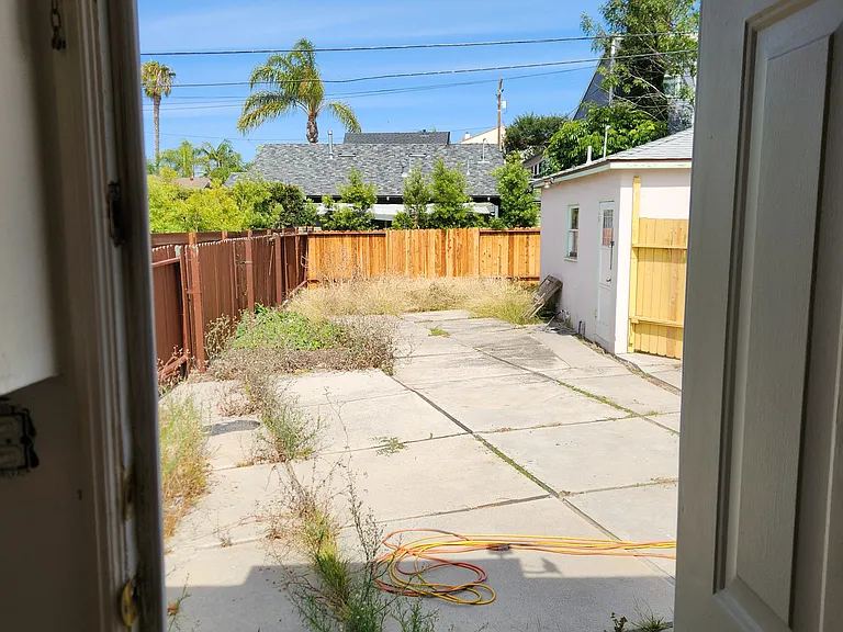 1322 Roycroft Ave — Photo 9