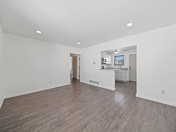 5th image of 128 Irwin St