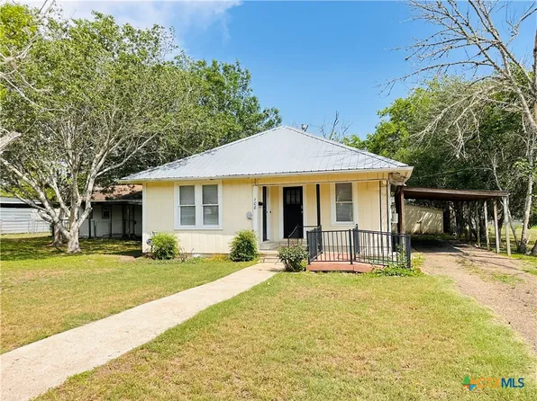 108 Nieman St, Yoakum, TX 77995