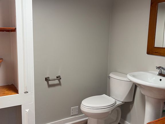 5th image of 904 E Myrtle Ave