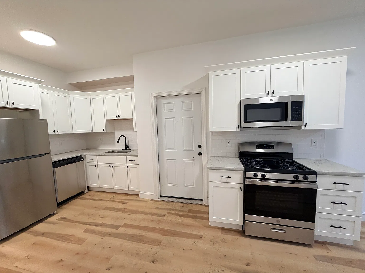 3 bed, 1250 sqft, $2,600 — Photo 1