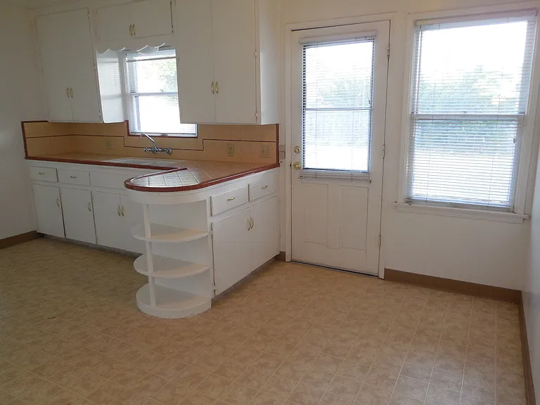 456 Drakeley Ave — Photo 10