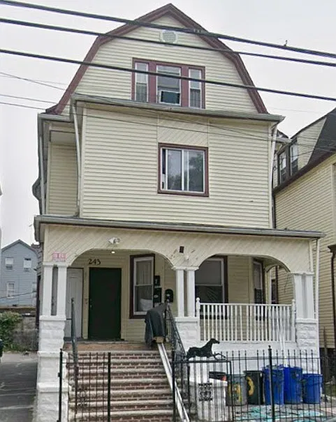 4 bed, $2,995 — Photo 1