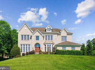 11040 Heathland Dr, Oakton, VA 22124