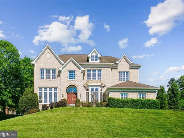 11040 Heathland Dr, Oakton, VA 22124
