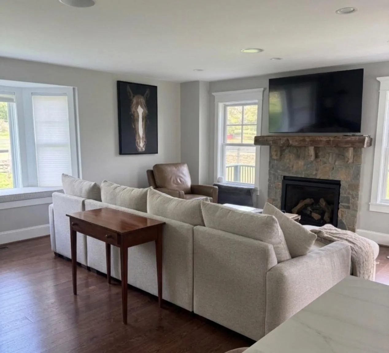 3 bed, 3.0 bath, 2340 sqft, $5,000 — Photo 2
