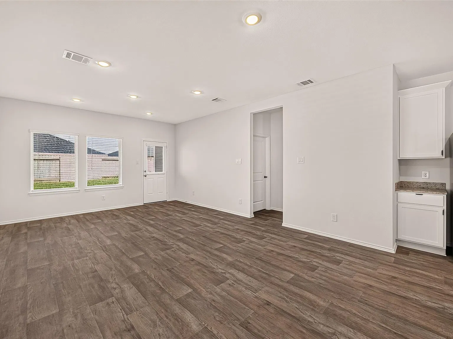 4 bed, 2.5 bath, 2042 sqft, $2,350 — Photo 3