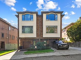 4 Leary Ln, Edgewater, NJ 07020