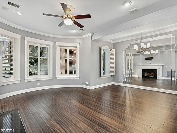 3rd image of 845 W Montrose Ave #1W