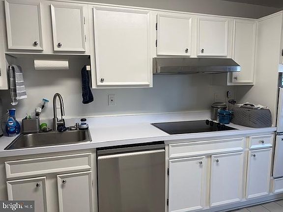 4th image of 203 Yoakum Pkwy APT 1004