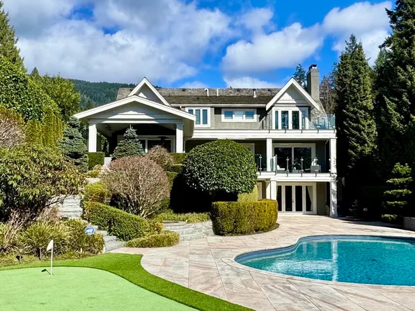 2920 Mathers Ave, West Vancouver, BC V7V 2K1