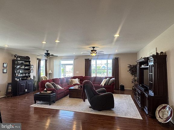 5th image of 171 Silver Maple Rd