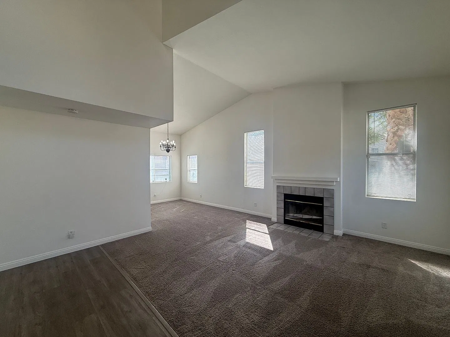 East Palmdale 3 Bedrooms! — Photo 2