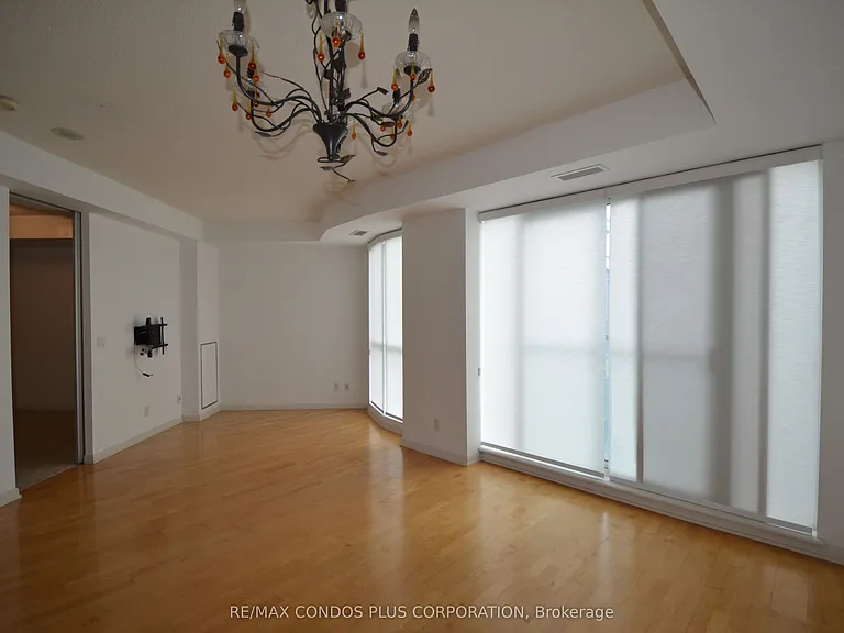 18 Beverley St #801 — Photo 4