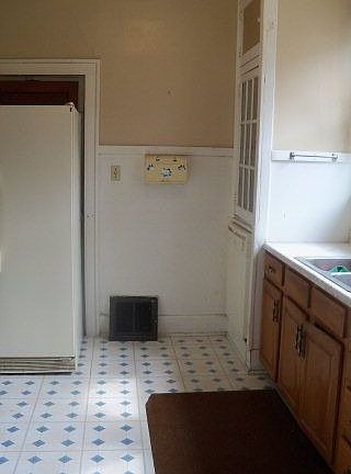 3rd image of 1323 Linden Ave