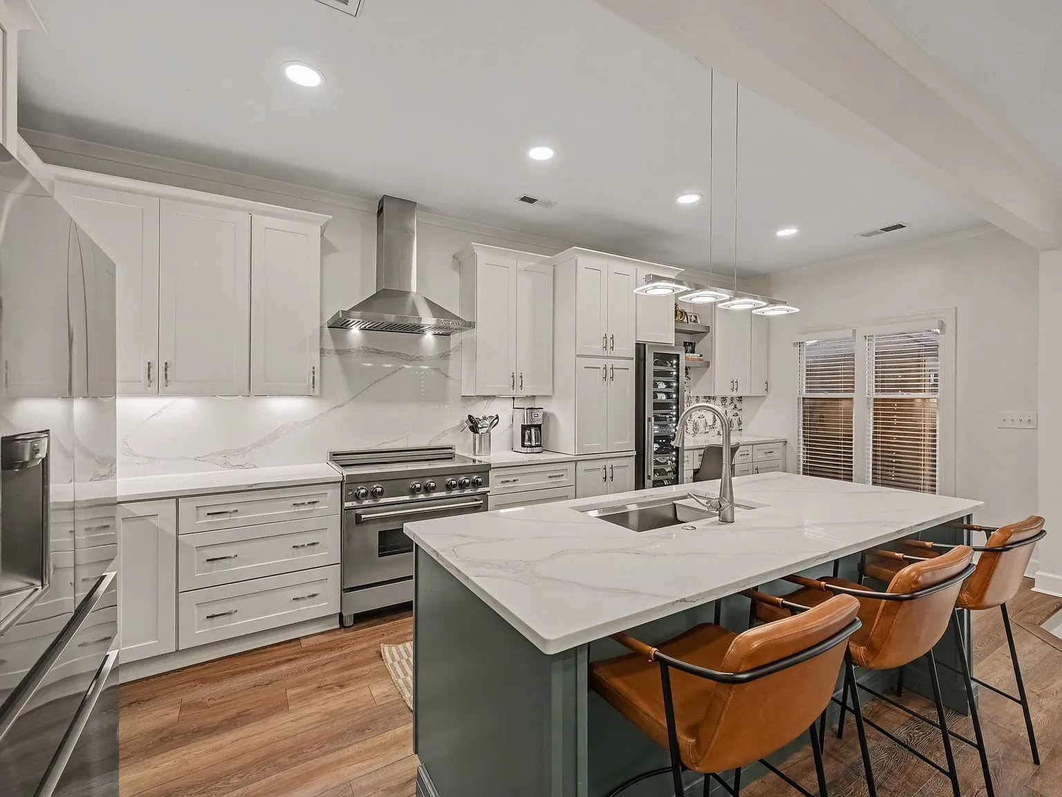 3 bed, 2.5 bath, 2008 sqft, $4,500 — Photo 3