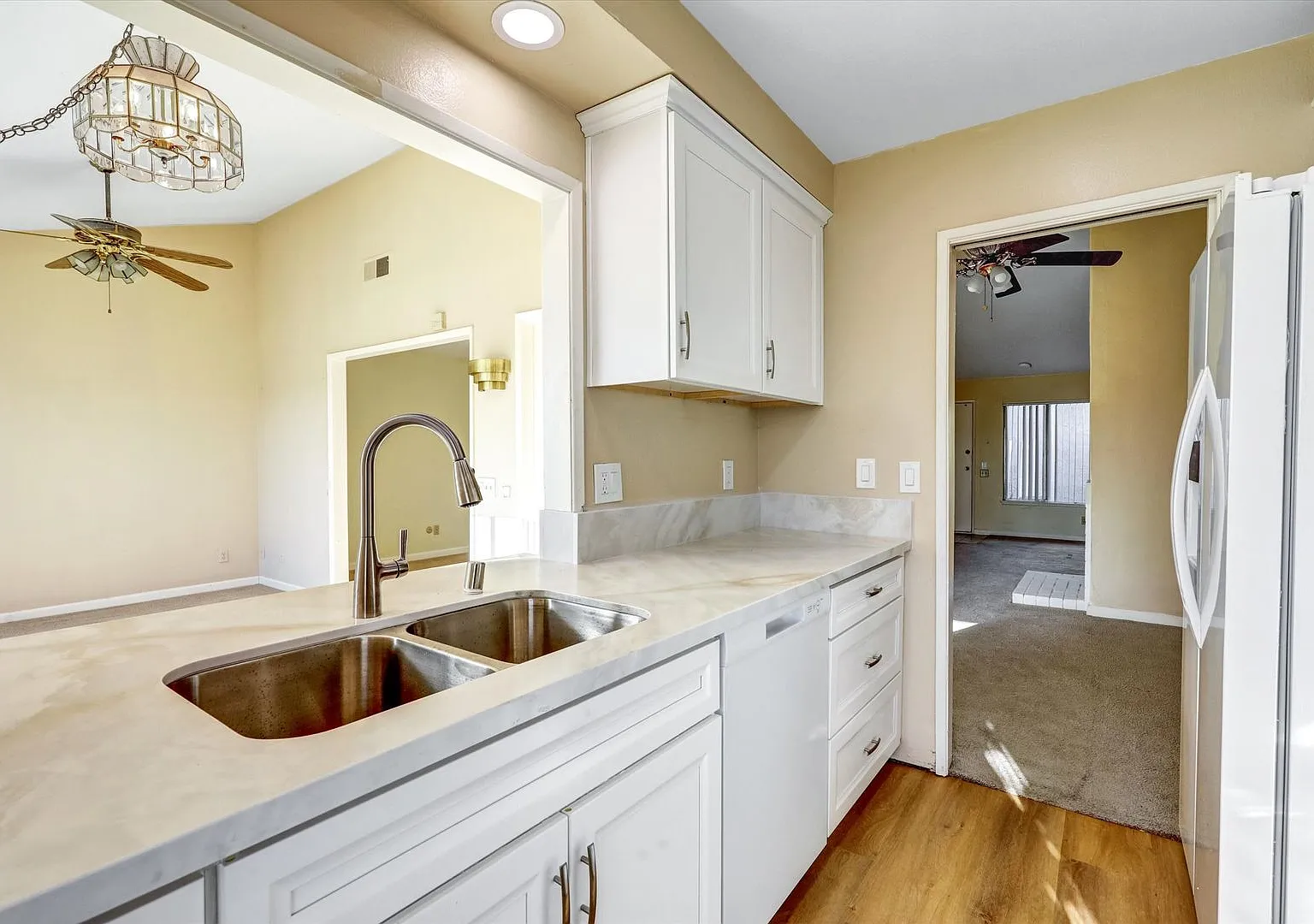 Lovely One Story Condo With One Car Garage — Photo 3