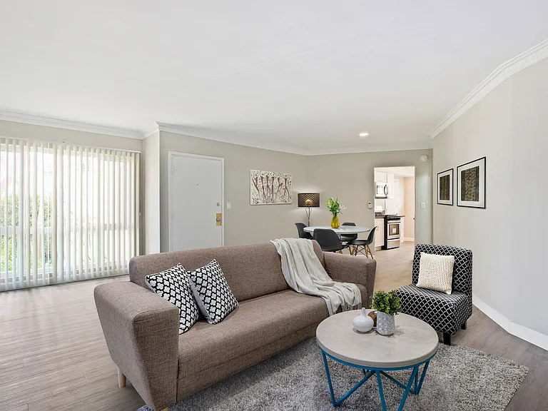 Levering Apartments — Photo 8