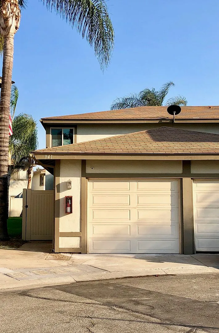 Charming Updated Condo in Gated Charter Village Green Community in Ontario — Photo 2