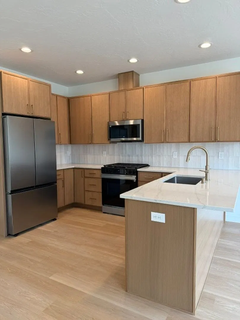 760 N Elkhorn Dr — Photo 3