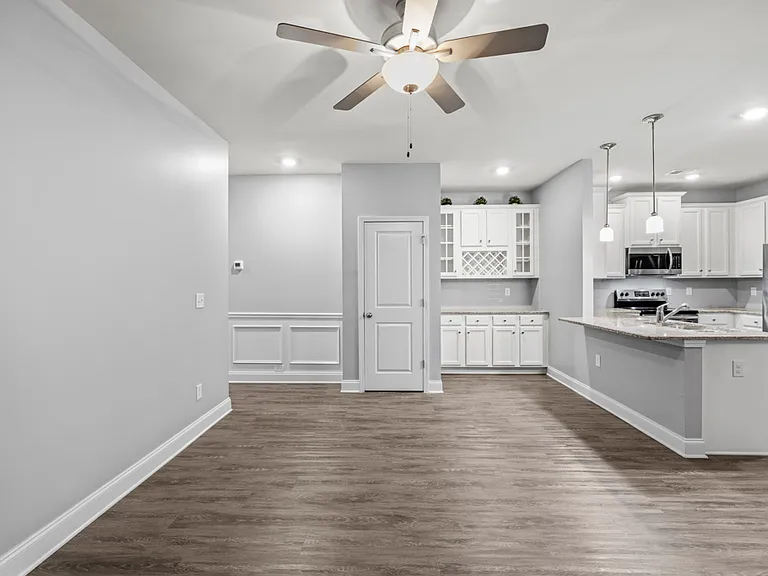 2570 Castellan Dr — Photo 13