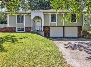7413 Loma Vista Dr, Kansas City, MO 64138