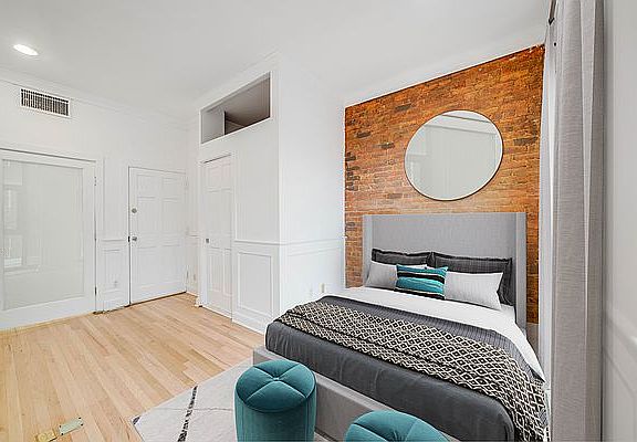 4th image of 214 E 49th St APT 2