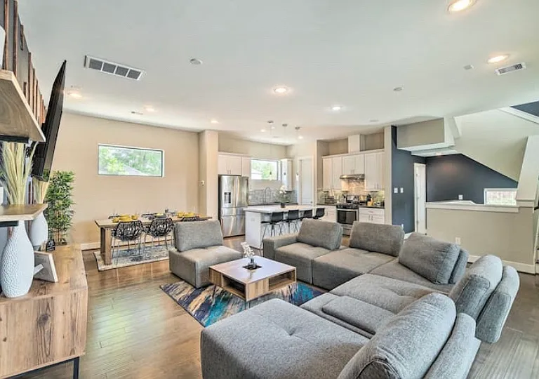 2403C Everett St #C — Photo 3