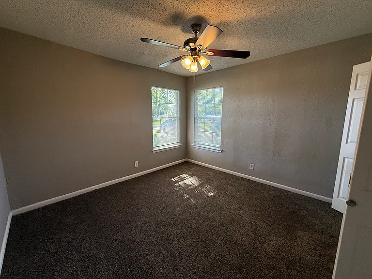 303 Ridgefield Cir — Photo 9