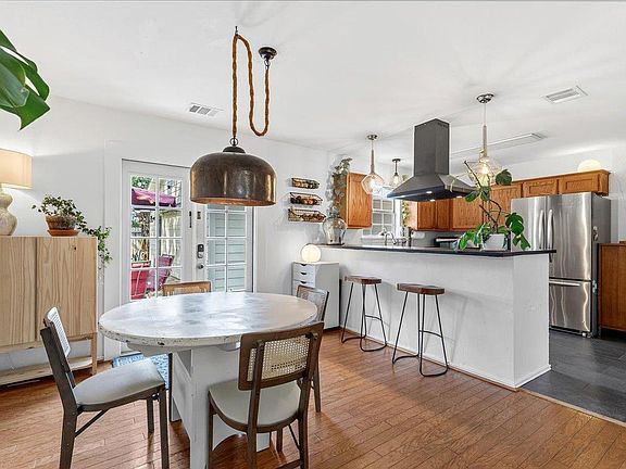 3rd image of 904 Spring St