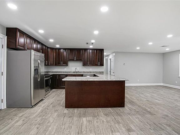 5th image of 712 Heritage Ave
