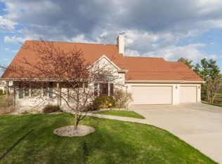102 N Oakwood Rd, Oshkosh, WI 54904