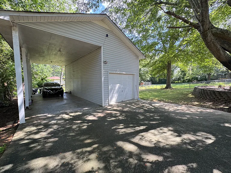 2323 Applewood Dr — Photo 4