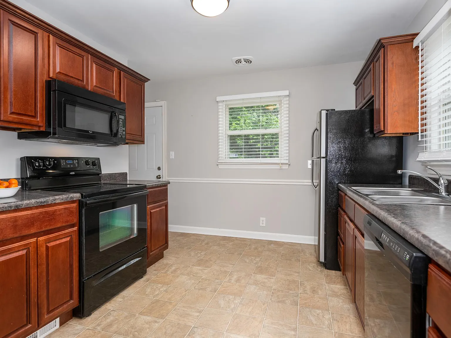 3 bed, 1083 sqft, $1,750 — Photo 4