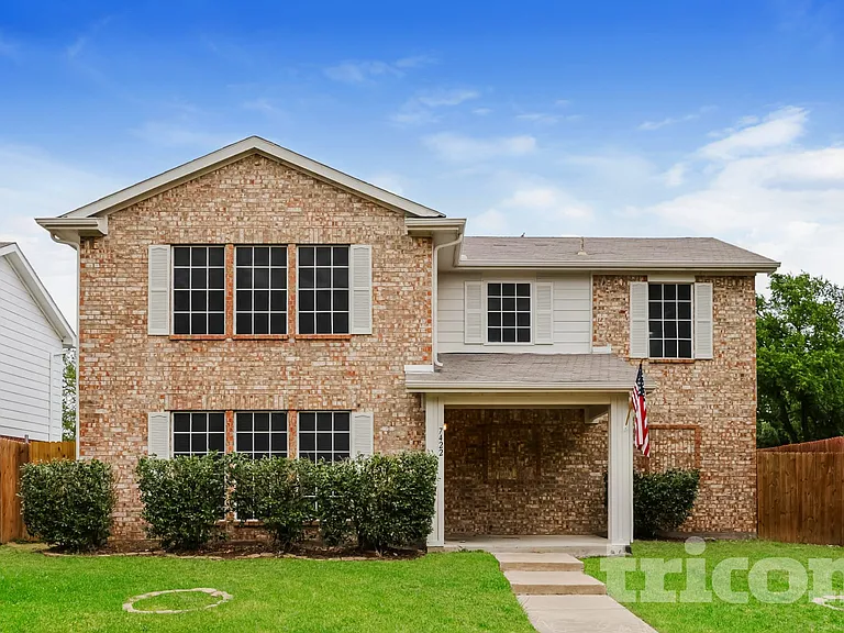 7422 Amber Dr — Photo 1