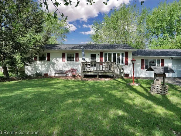 2651 Fish Lake Rd, Lapeer, MI 48446