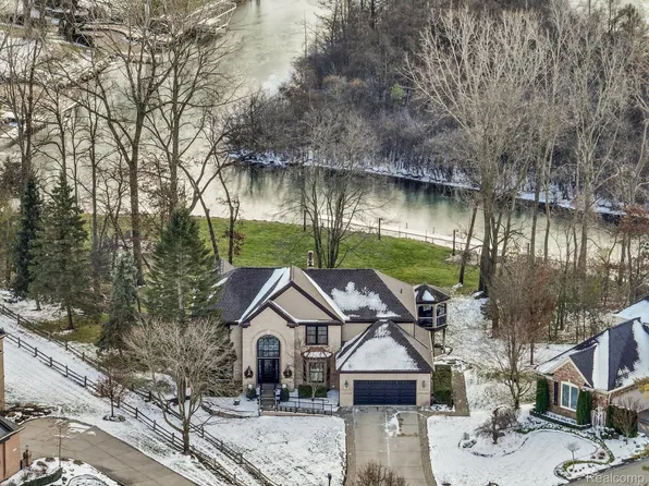 1303 Marina Pointe Blvd, Lake Orion, MI 48362