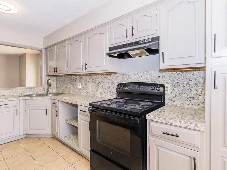 Vintage Square Apartments, McAllen, TX — Photo 10