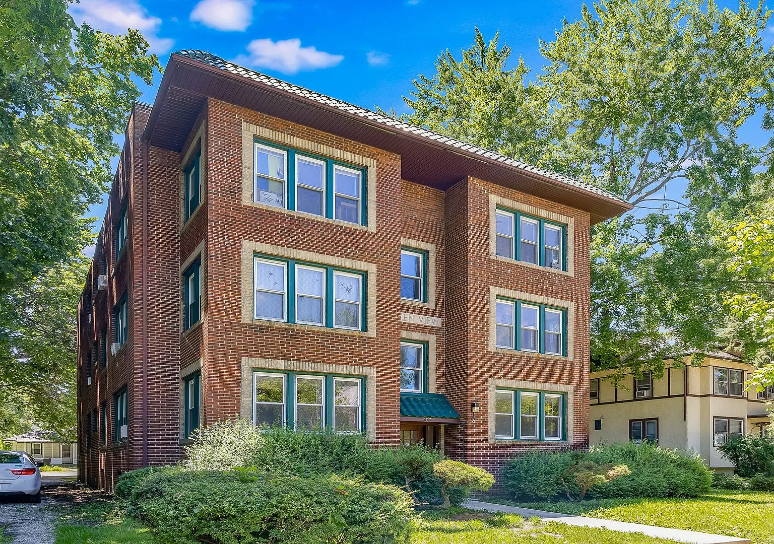 Charming 2 Bedroom, 1 Bathroom Home Near UIUC & Downtown Urbana — Photo 2