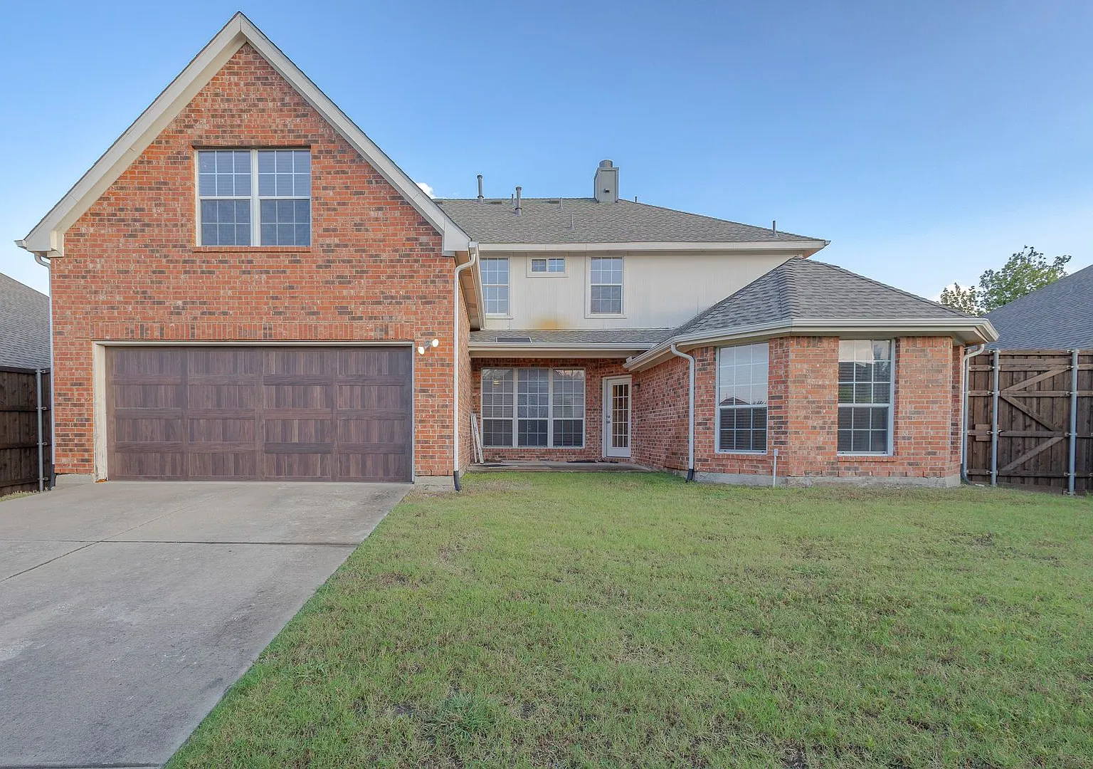 Welcome to this charming single-family home featuring 4 spacious bedrooms and 2 well-appointed ba... — Photo 4