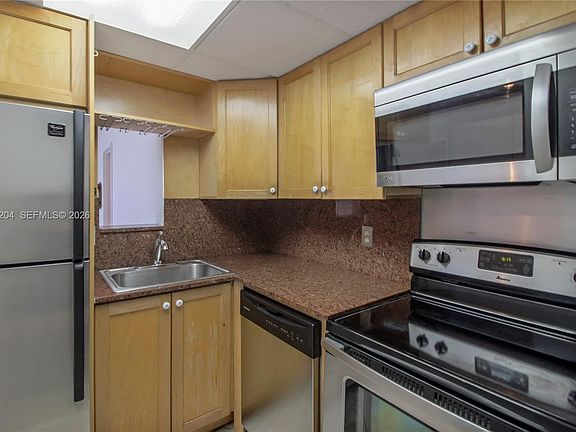 5th image of 800 West Ave APT 509